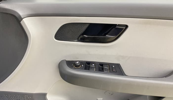 2020 Tata ALTROZ XT PETROL, Petrol, Manual, 84,437 km, Driver Side Door Panels Control