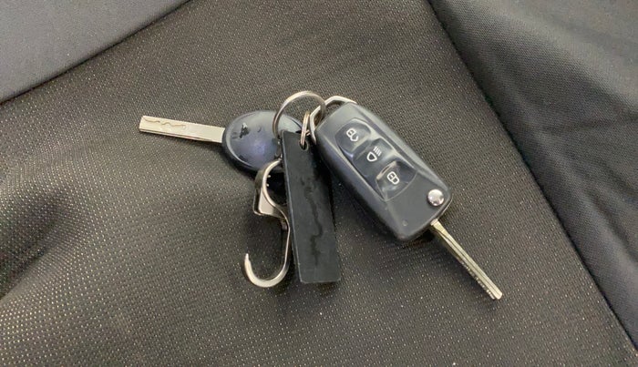 2019 Tata TIGOR XZ PETROL, CNG, Manual, 79,804 km, Key Close Up