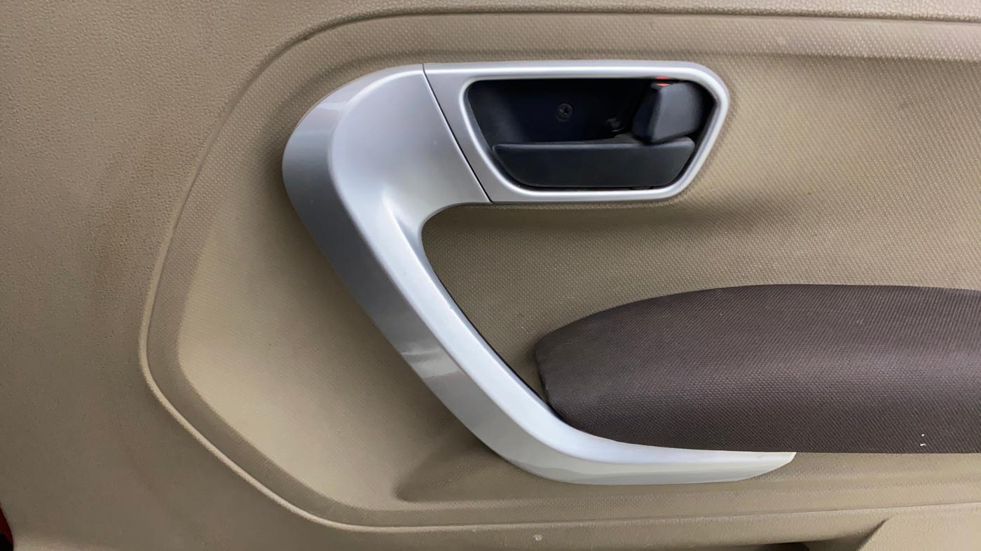 2017 Mahindra TUV300 T8 AMT, Diesel, Automatic, 1,35,641 km, Driver Side Door Panels Control