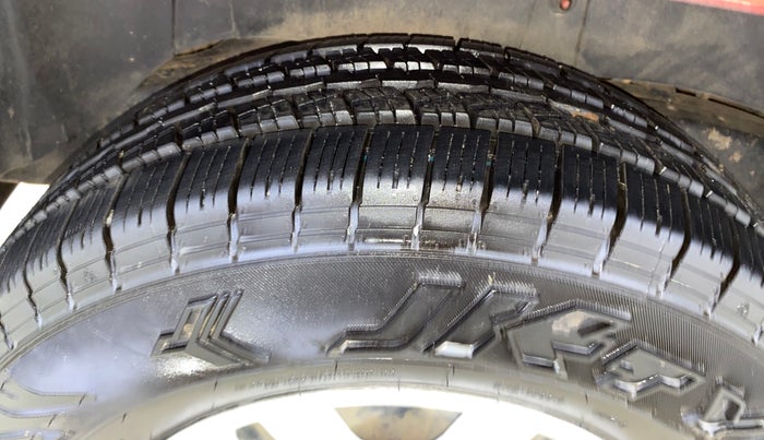 2017 Mahindra TUV300 T8 AMT, Diesel, Automatic, 1,35,545 km, Right Rear Tyre Tread