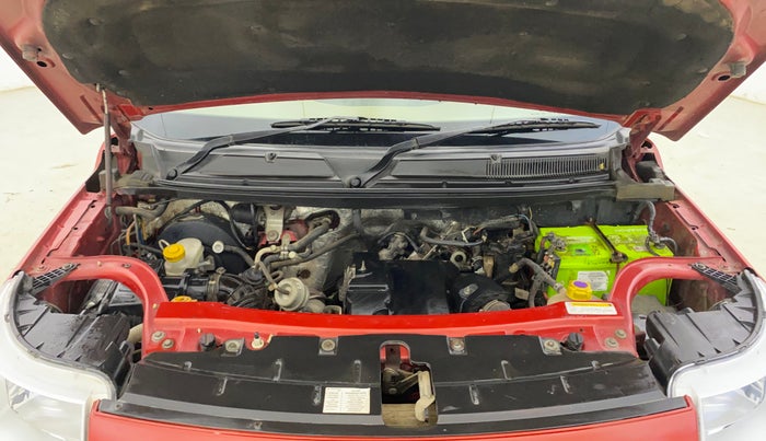 2017 Mahindra TUV300 T8 AMT, Diesel, Automatic, 1,35,545 km, Engine View