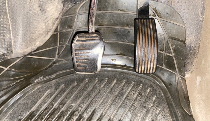 2017 Mahindra TUV300 T8 AMT, Diesel, Automatic, 1,35,545 km, Pedals