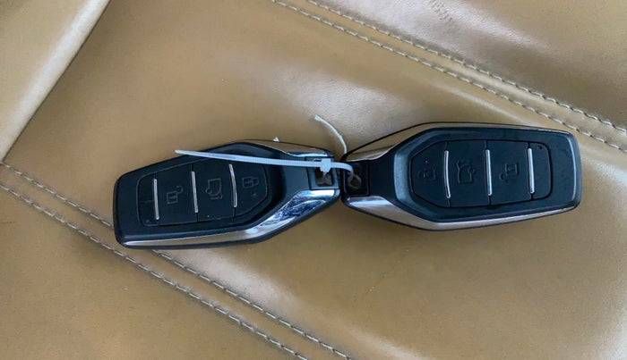 2020 Mahindra XUV500 W11, Diesel, Manual, 66,281 km, Key Close Up