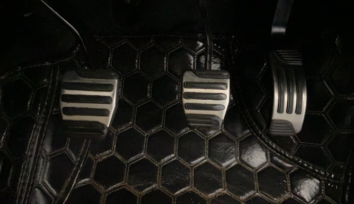 2020 Mahindra XUV500 W11, Diesel, Manual, 66,281 km, Pedals