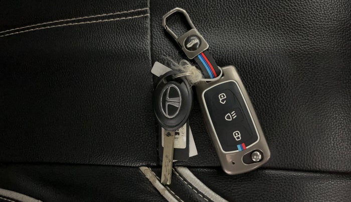 2018 Tata NEXON XM PETROL, Petrol, Manual, 41,138 km, Key Close Up