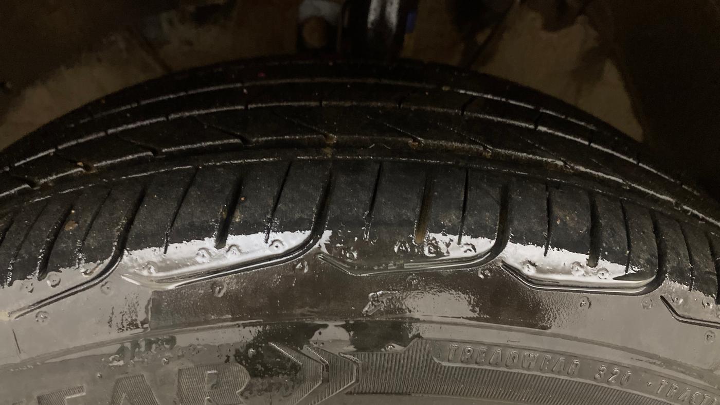 2020 Toyota Glanza V CVT, Petrol, Automatic, 86,387 km, Left Front Tyre Tread