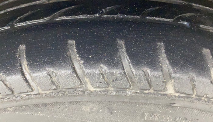 2017 Hyundai Elite i20 SPORTZ 1.4 CRDI, Diesel, Manual, 1,12,064 km, Right Front Tyre Tread