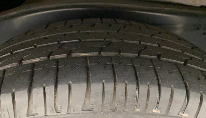 2018 Toyota Innova Crysta 2.7 VX 7 STR, Petrol, Manual, 1,34,798 km, Right Rear Tyre Tread