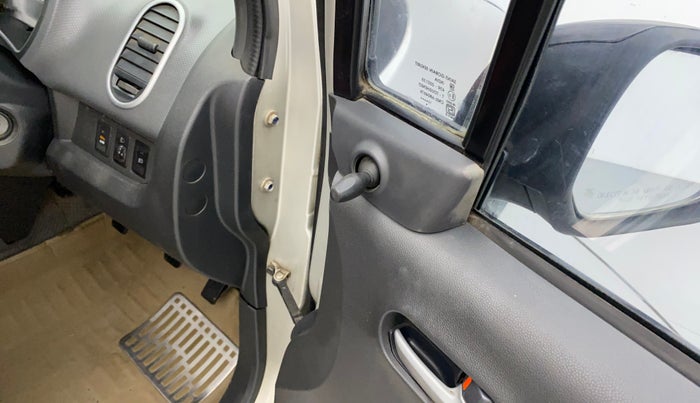 2013 Maruti Ritz VDI, Diesel, Manual, 1,06,889 km, Right rear-view mirror - ORVM knob broken and not working