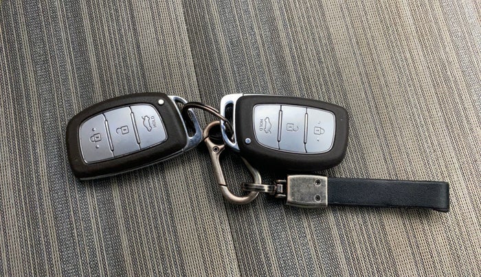 2020 Hyundai AURA SX PLUS 1.2 AMT, Petrol, Automatic, 43,544 km, Key Close Up