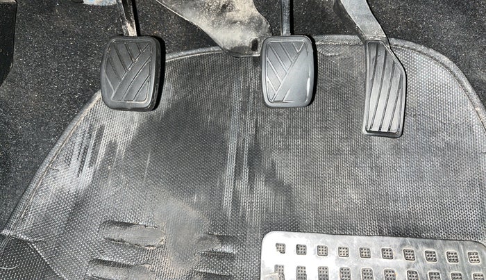 2015 Maruti Swift LXI, CNG, Manual, 77,961 km, Pedals