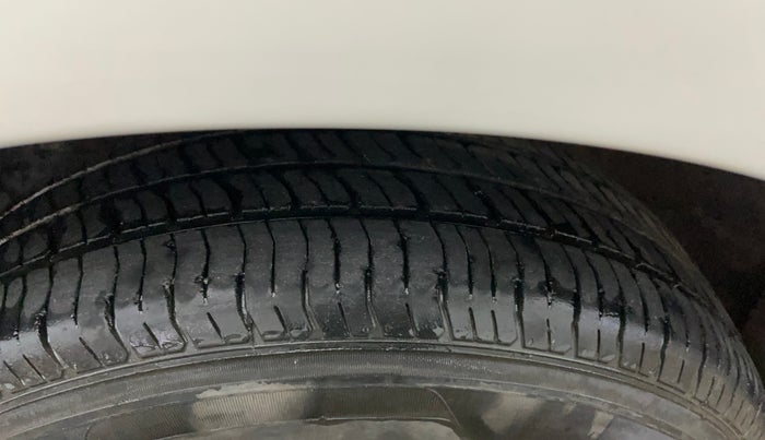 2015 Maruti Swift LXI, CNG, Manual, 77,961 km, Left Front Tyre Tread