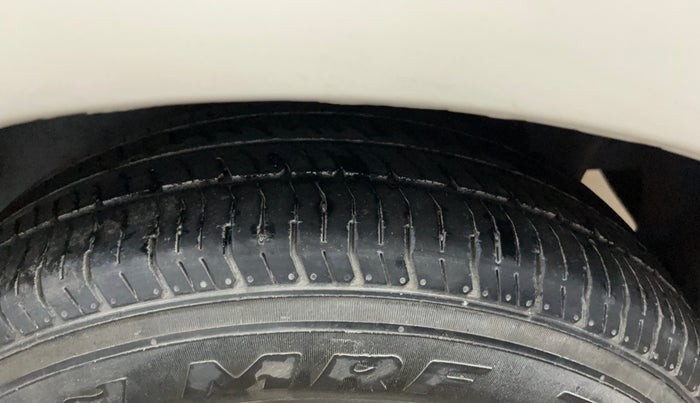 2015 Maruti Swift LXI, CNG, Manual, 77,961 km, Left Rear Tyre Tread