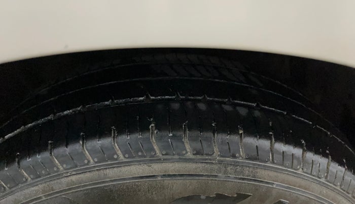 2015 Maruti Swift LXI, CNG, Manual, 77,961 km, Right Front Tyre Tread