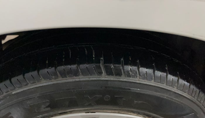 2015 Maruti Swift LXI, CNG, Manual, 77,961 km, Right Rear Tyre Tread