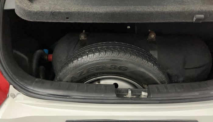 2015 Maruti Swift LXI, CNG, Manual, 77,961 km, Spare Tyre