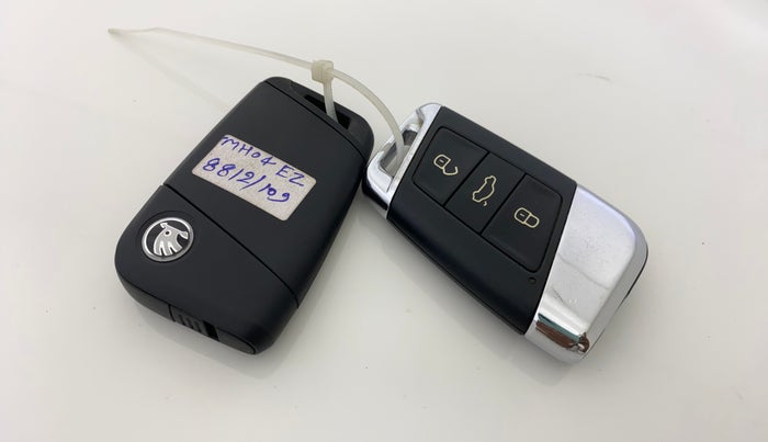 2019 Skoda Superb STYLE 1.8 TSI MT, Petrol, Manual, 50,278 km, Key Close Up