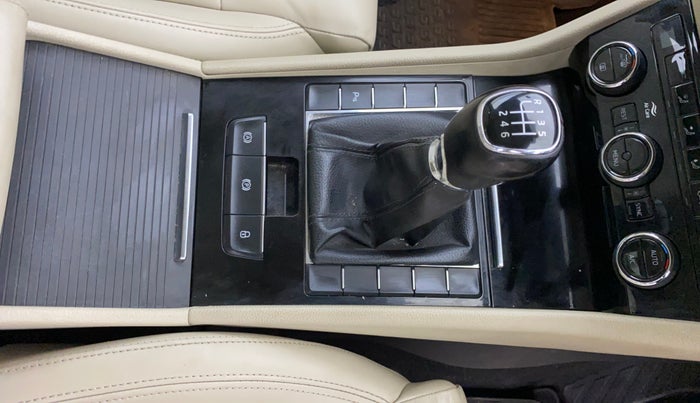 2019 Skoda Superb STYLE 1.8 TSI MT, Petrol, Manual, 50,278 km, Gear Lever