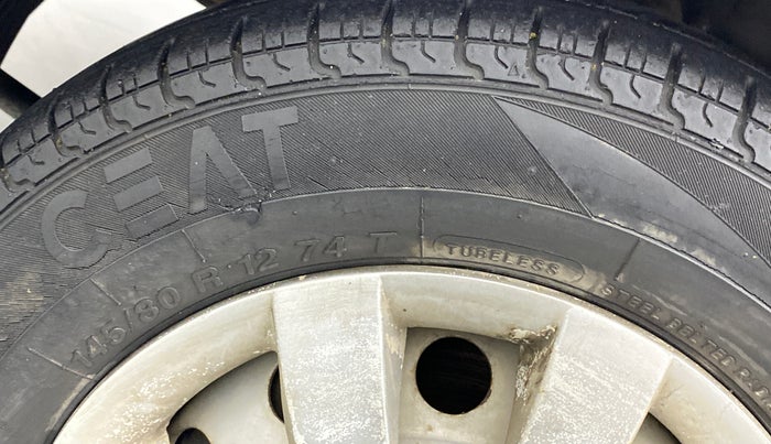 2015 Hyundai Eon ERA +, Petrol, Manual, 50,017 km, Left front tyre - Minor crack