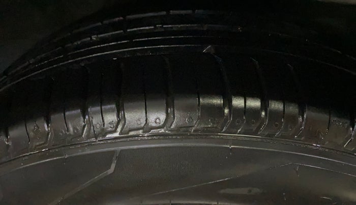 2020 Hyundai VENUE SX (O) 1.5 CRDI, Diesel, Manual, 88,879 km, Right Front Tyre Tread