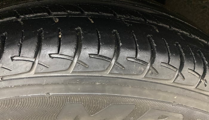 2016 Maruti Baleno DELTA PETROL 1.2, Petrol, Manual, 40,400 km, Left Rear Tyre Tread