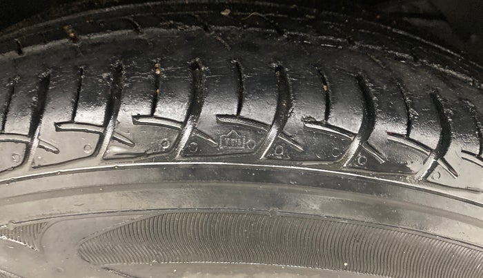 2016 Maruti Baleno DELTA PETROL 1.2, Petrol, Manual, 40,400 km, Right Front Tyre Tread