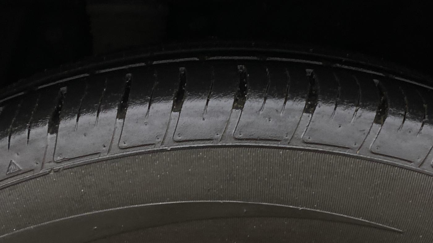 2021 Mahindra XUV700 AX 7 LUXURY P AT 7 STR, Petrol, Automatic, 79,856 km, Right Rear Tyre Tread