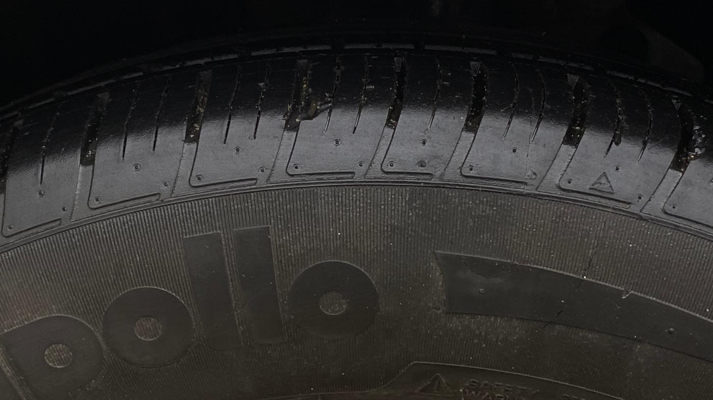 2021 Mahindra XUV700 AX 7 LUXURY P AT 7 STR, Petrol, Automatic, 79,856 km, Left Front Tyre Tread