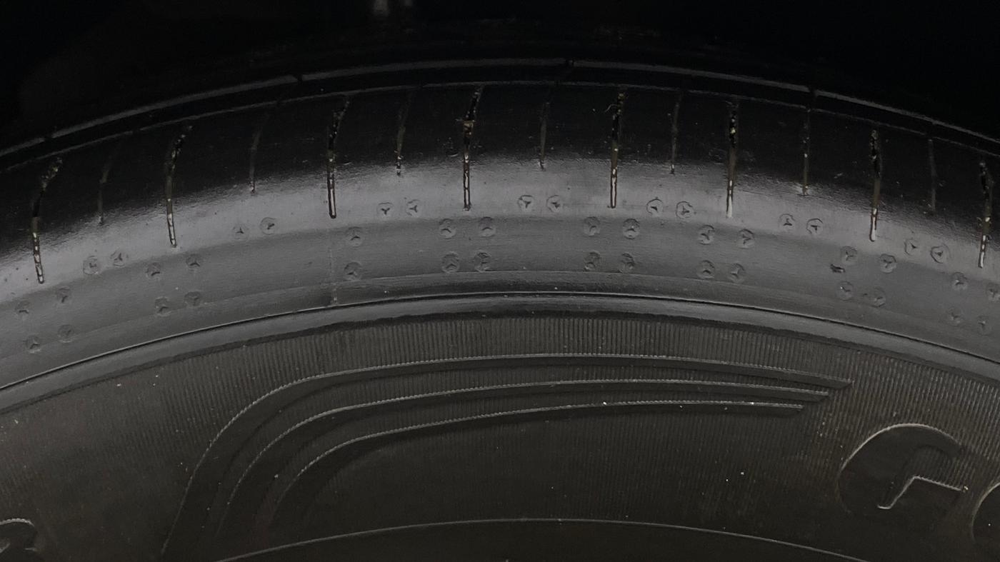 2021 Mahindra XUV700 AX 7 LUXURY P AT 7 STR, Petrol, Automatic, 79,856 km, Right Front Tyre Tread