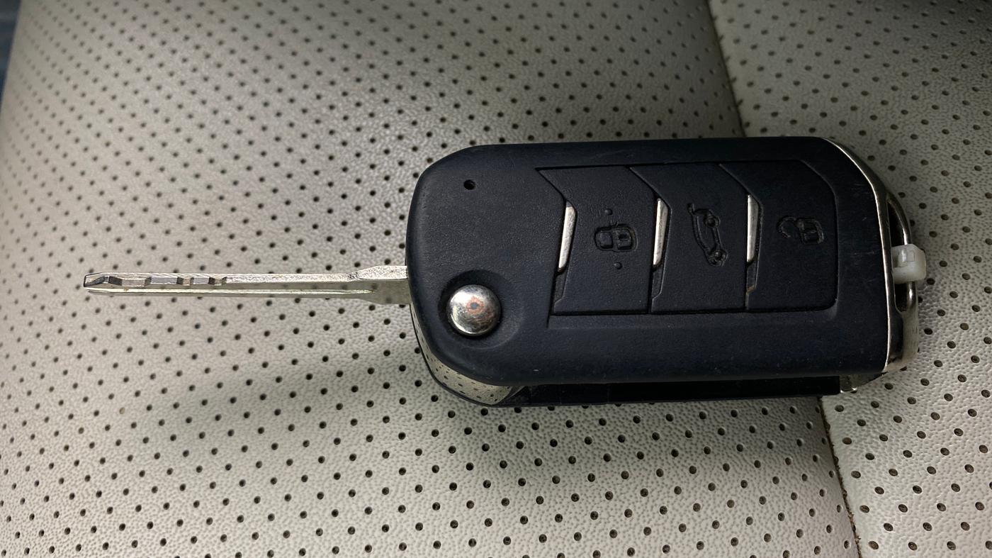 2021 Mahindra XUV700 AX 7 LUXURY P AT 7 STR, Petrol, Automatic, 79,856 km, Key Close Up