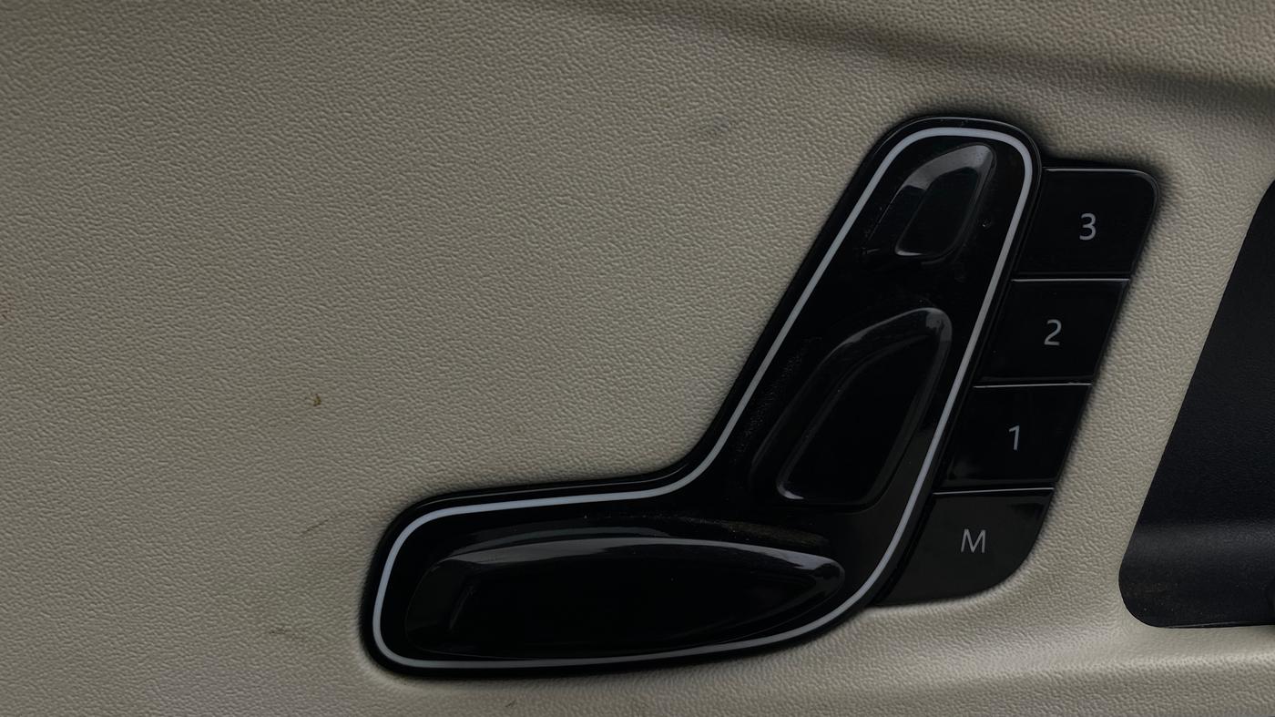 2021 Mahindra XUV700 AX 7 LUXURY P AT 7 STR, Petrol, Automatic, 79,856 km, Driver Side Adjustment Panel