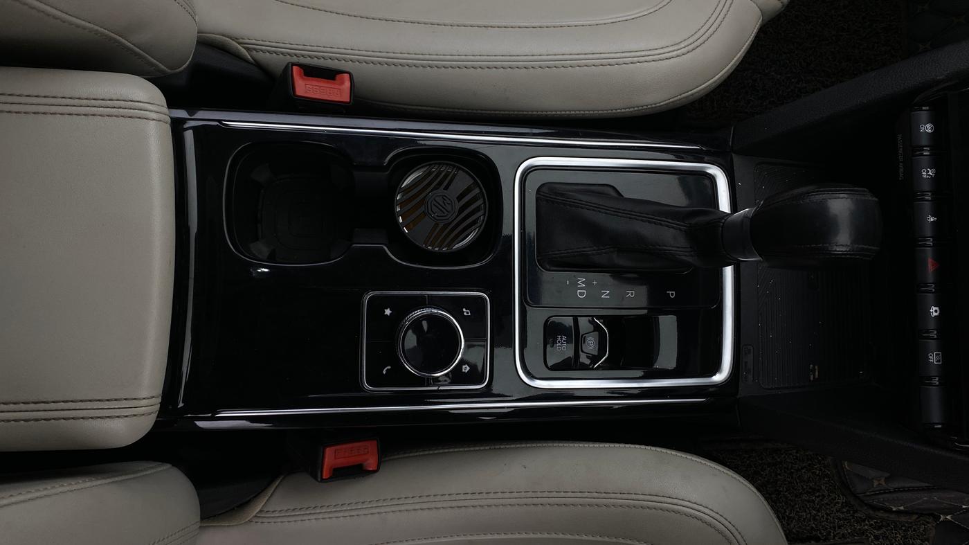 2021 Mahindra XUV700 AX 7 LUXURY P AT 7 STR, Petrol, Automatic, 79,856 km, Gear Lever