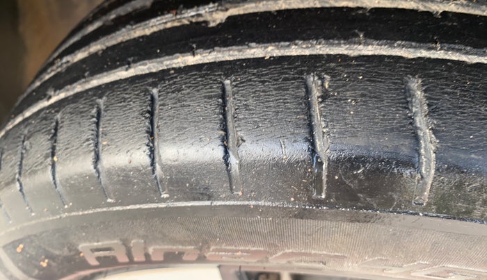 2021 Tata PUNCH CREATIVE  1.2 RTN DUAL TONE, Petrol, Manual, 30,276 km, Left Front Tyre Tread