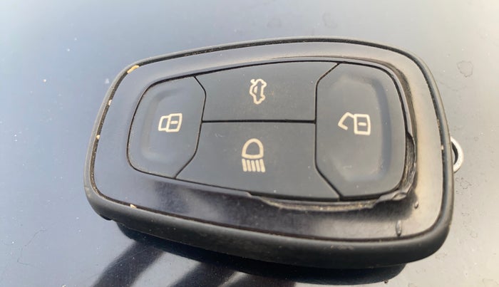 2021 Tata PUNCH CREATIVE  1.2 RTN DUAL TONE, Petrol, Manual, 30,276 km, Key Close Up