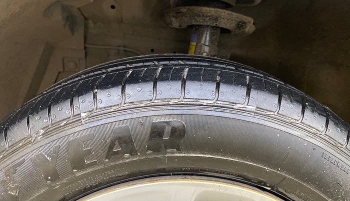 2016 Maruti Ertiga VXI, Petrol, Manual, 35,044 km, Left Front Tyre Tread