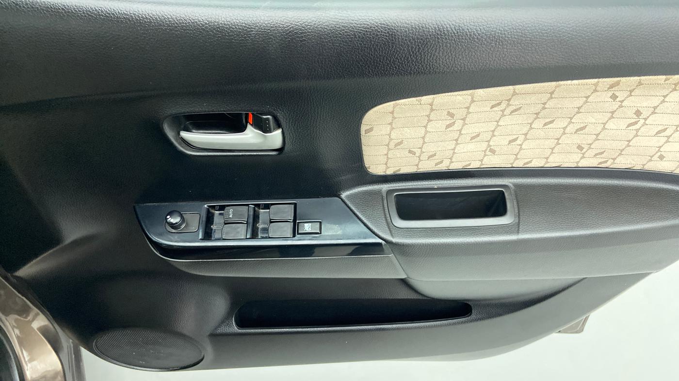 2017 Maruti Wagon R 1.0 VXI, Petrol, Manual, 18,932 km, Driver Side Door Panels Control