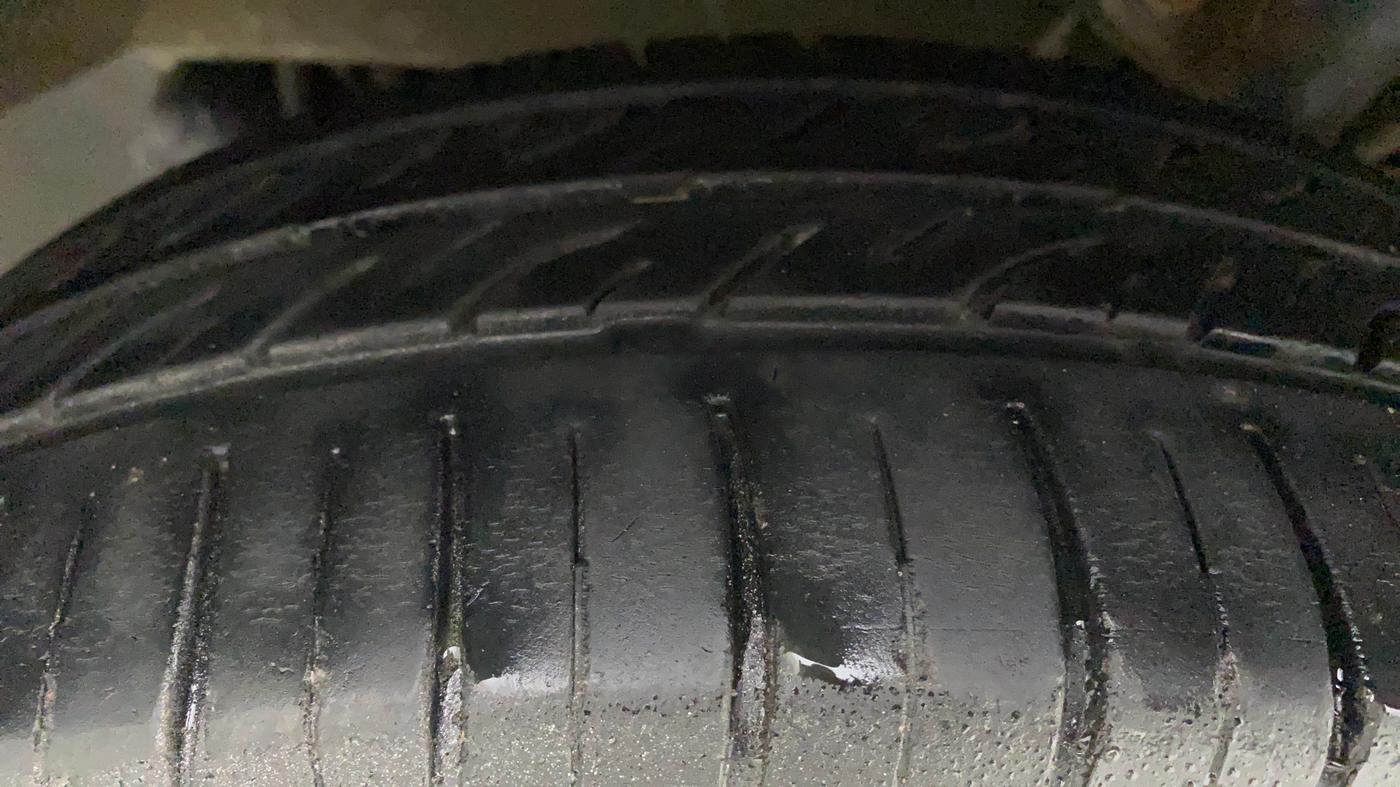 2017 Mahindra Kuv100 K6 6 STR, Petrol, Manual, 46,612 km, Right Front Tyre Tread