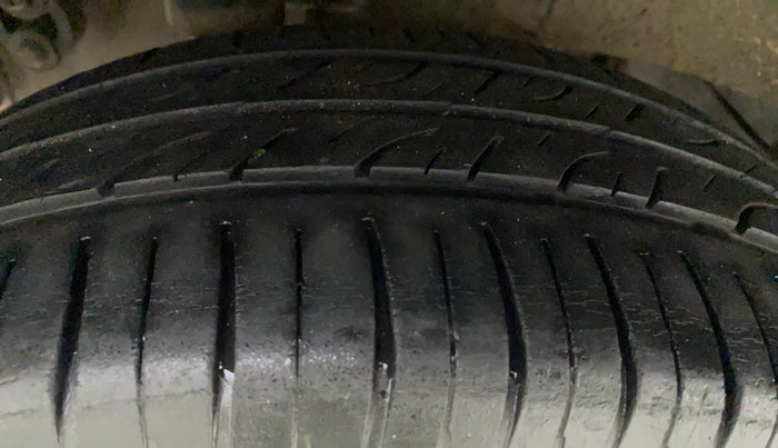 2017 Mahindra Kuv100 K6 6 STR, Petrol, Manual, 46,612 km, Right Rear Tyre Tread
