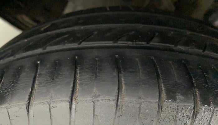 2017 Mahindra Kuv100 K6 6 STR, Petrol, Manual, 46,612 km, Left Front Tyre Tread