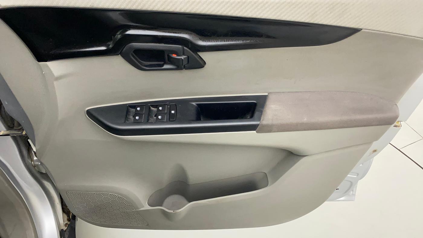 2017 Mahindra Kuv100 K6 6 STR, Petrol, Manual, 46,612 km, Driver Side Door Panels Control