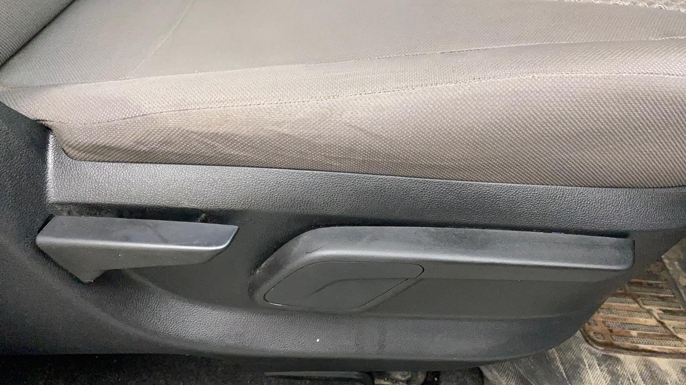 2017 Mahindra Kuv100 K6 6 STR, Petrol, Manual, 46,612 km, Driver Side Adjustment Panel