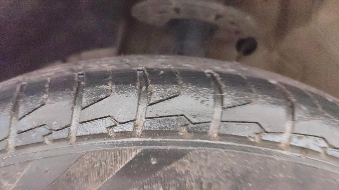 2022 Maruti Swift VXI AMT, Petrol, Automatic, 37,230 km, Left Front Tyre Tread