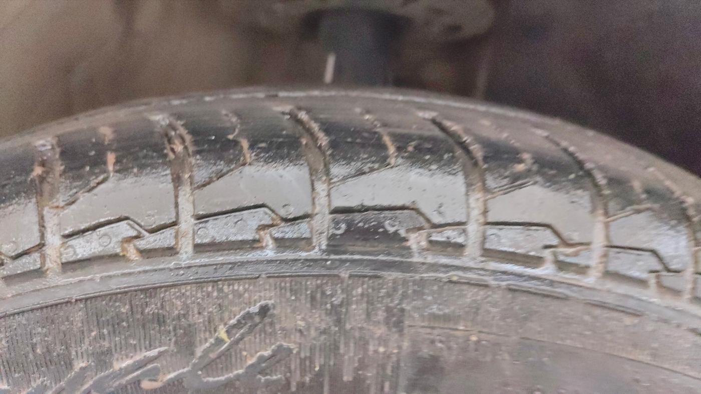 2022 Maruti Swift VXI AMT, Petrol, Automatic, 37,230 km, Right Front Tyre Tread