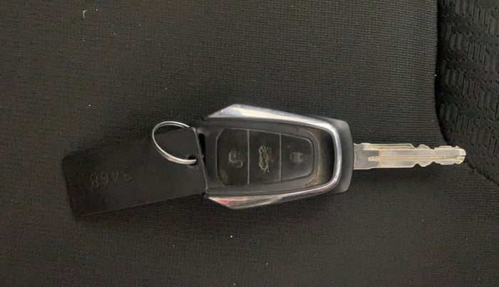 2018 Mahindra KUV 100 NXT K8 P 6 STR, Petrol, Manual, 16,675 km, Key Close Up