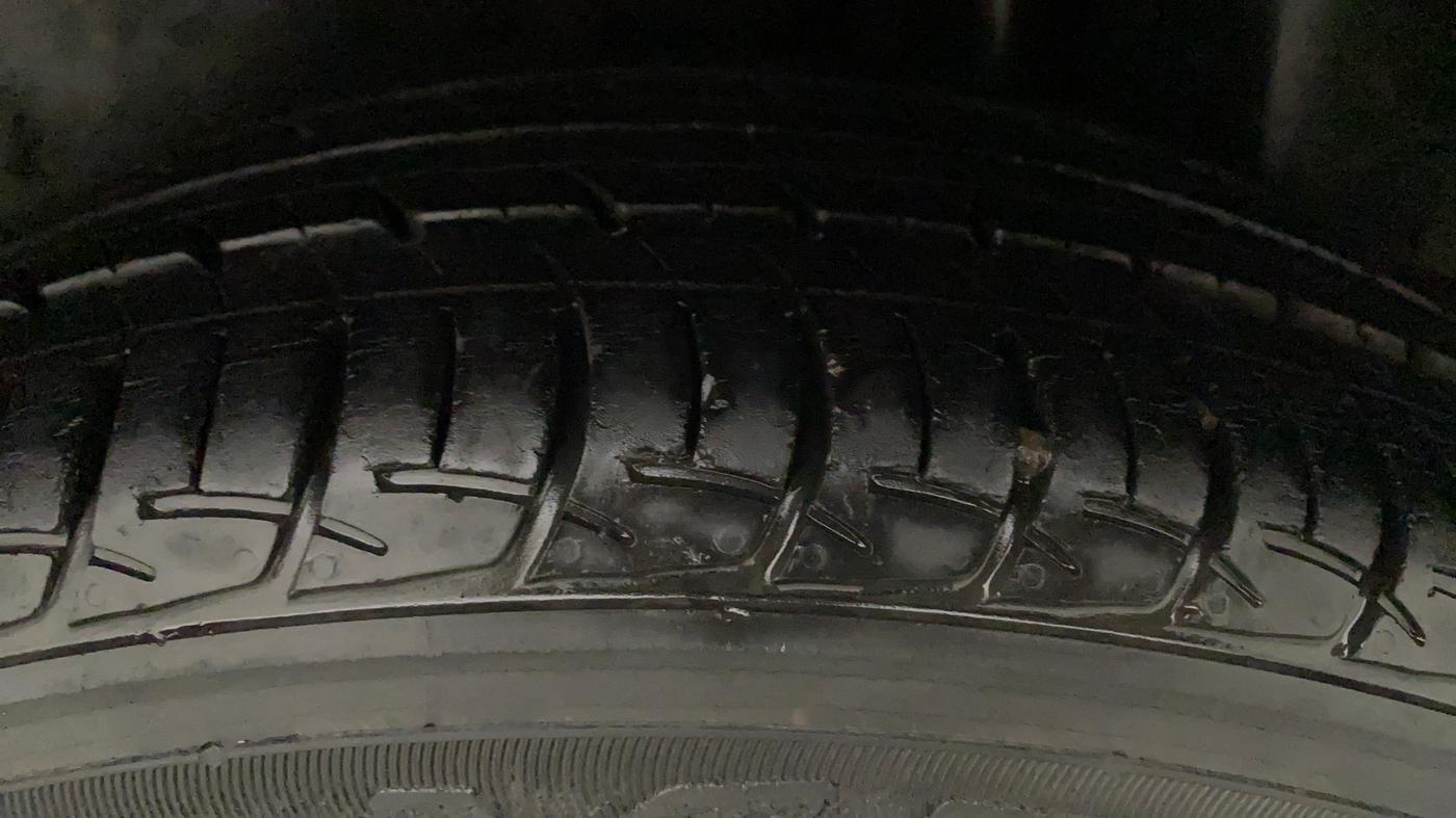 2015 Maruti Ciaz VXI, Petrol, Manual, 40,190 km, Left Rear Tyre Tread