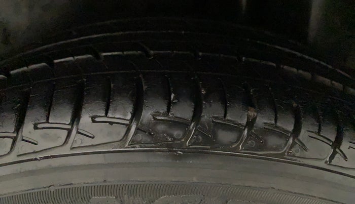 2015 Maruti Ciaz VXI, Petrol, Manual, 40,190 km, Left Rear Tyre Tread