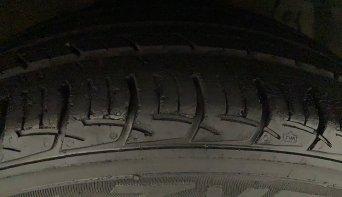 2015 Maruti Ciaz VXI, Petrol, Manual, 40,190 km, Right Front Tyre Tread