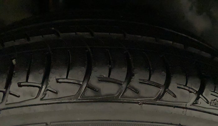 2015 Maruti Ciaz VXI, Petrol, Manual, 40,190 km, Right Rear Tyre Tread