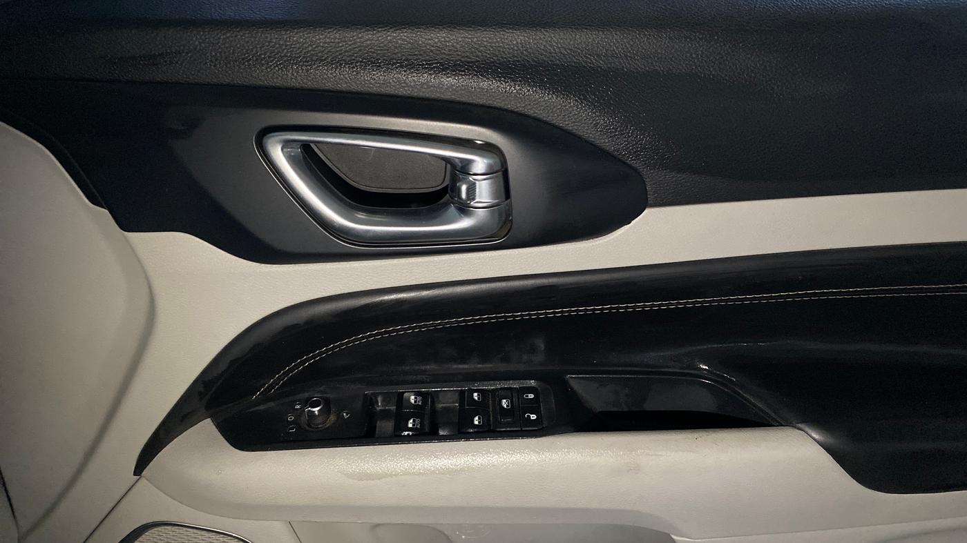 2021 Jeep Compass LONGITUDE (O) 2.0 DIESEL, Diesel, Manual, 1,08,615 km, Driver Side Door Panels Control