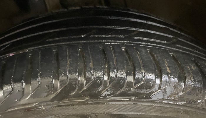 2021 Jeep Compass LONGITUDE (O) 2.0 DIESEL, Diesel, Manual, 1,08,615 km, Left Front Tyre Tread